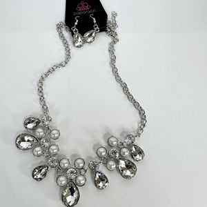 Paparazzi
Necklace & Earrings Set